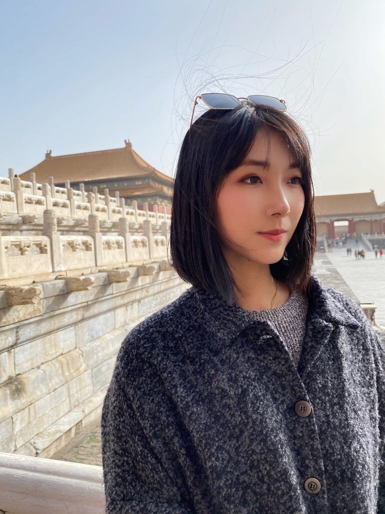 安全感与陪伴的视觉隐喻：扶手椅上的玩偶熊（复古海报风格插图）